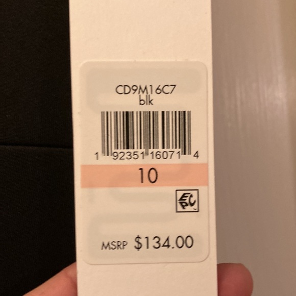 Black full skirt sleeveless cap sleeve V neck dress - Picture 3 of 7